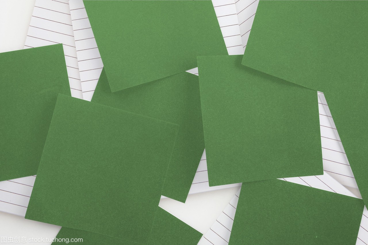 綠紙散落在記事本上
